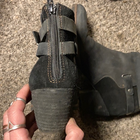 Cute leather ankle boots w/back zip - Picture 3 of 6